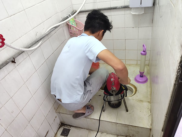 奉新管道堵塞冒臭气 专业师傅现场解决问题